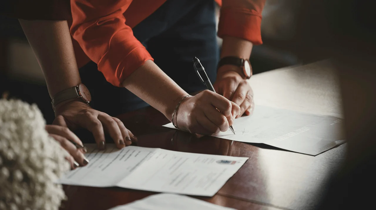 Solo entrepreneur exploring legal funding options on a laptop, avoiding venture capital while raising money through grants, presales, and business credit.